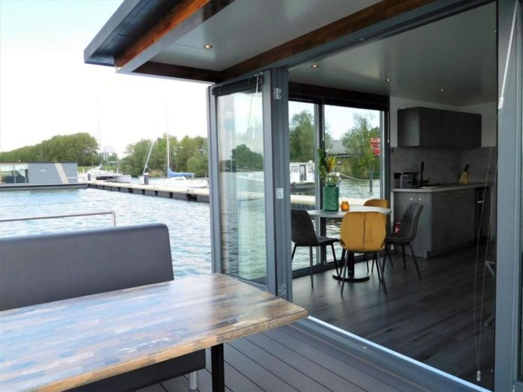 Beautiful Houseboat In The Harbour Of Volendam Near Centre 호텔 외부 사진
